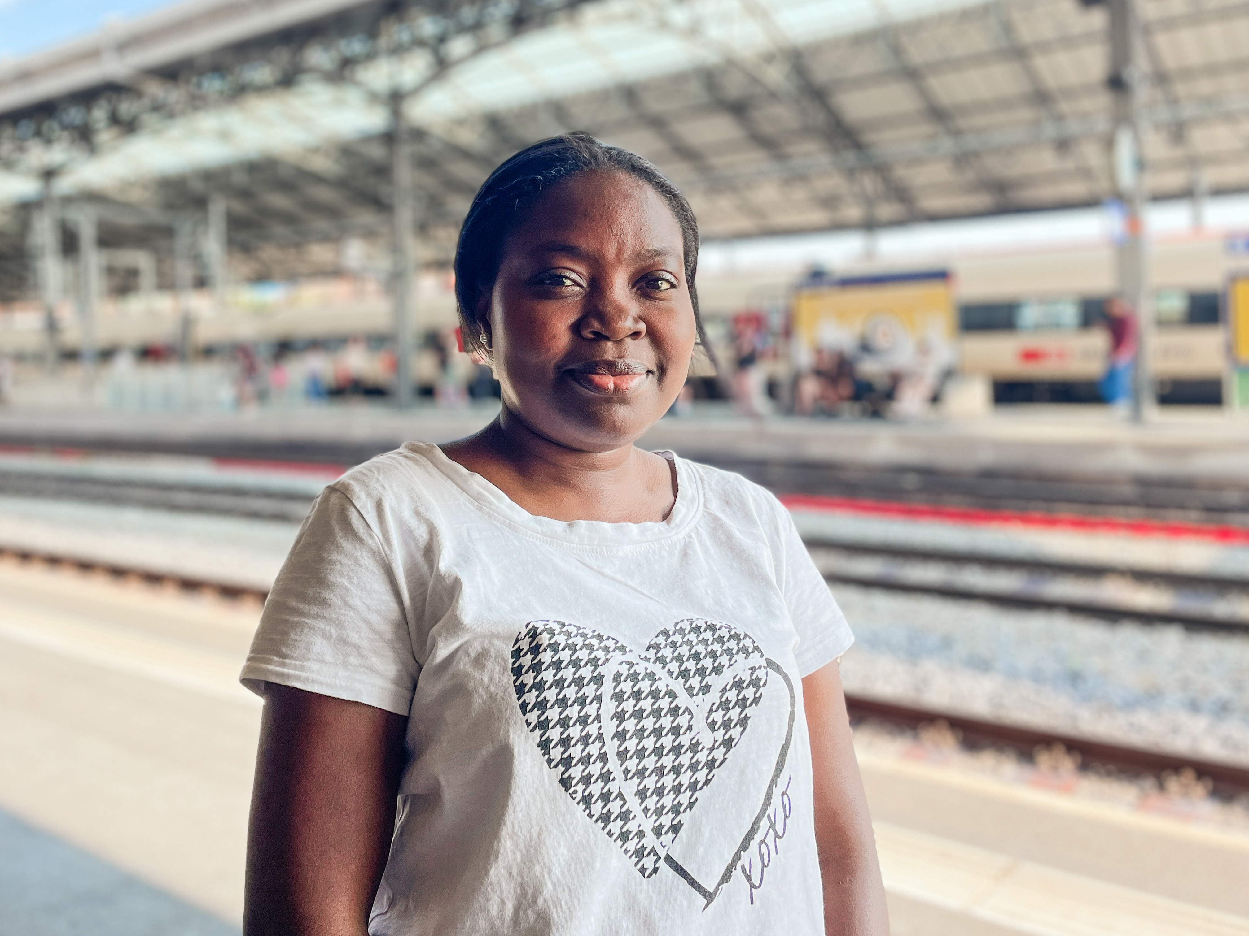 Portrait d'une femme à la gare