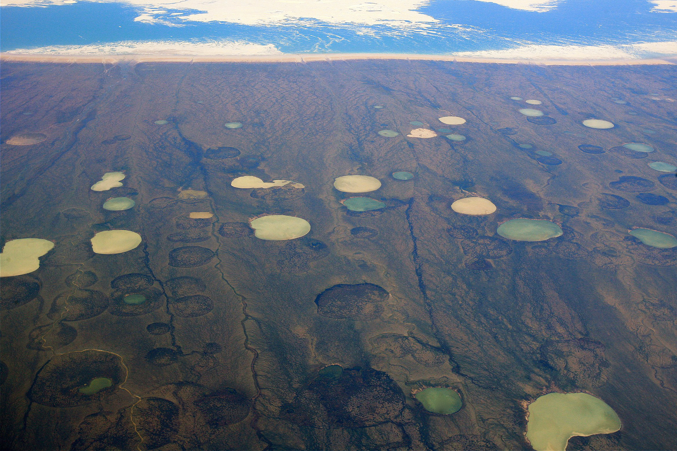 Estos lagos de la región ártica de Canadá se formaron tras el hundimiento del terreno provocado por el deshielo del permafrost.