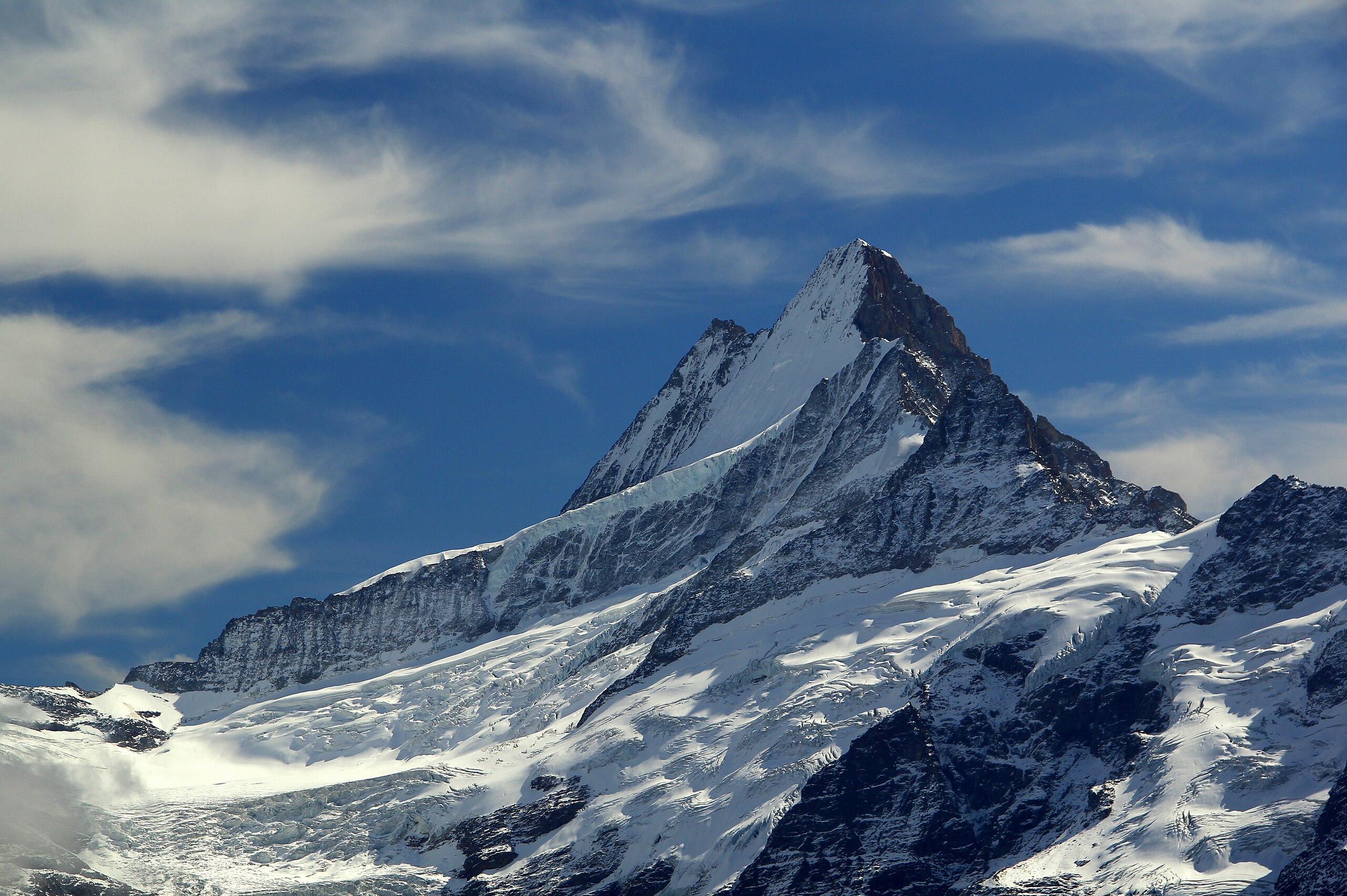 El permafrost alpino está presente por encima de los 2.500 metros de altitud y estabiliza las laderas geológicamente inestables. En la foto: el Schreckhorn, una montaña suiza de los Alpes berneses.