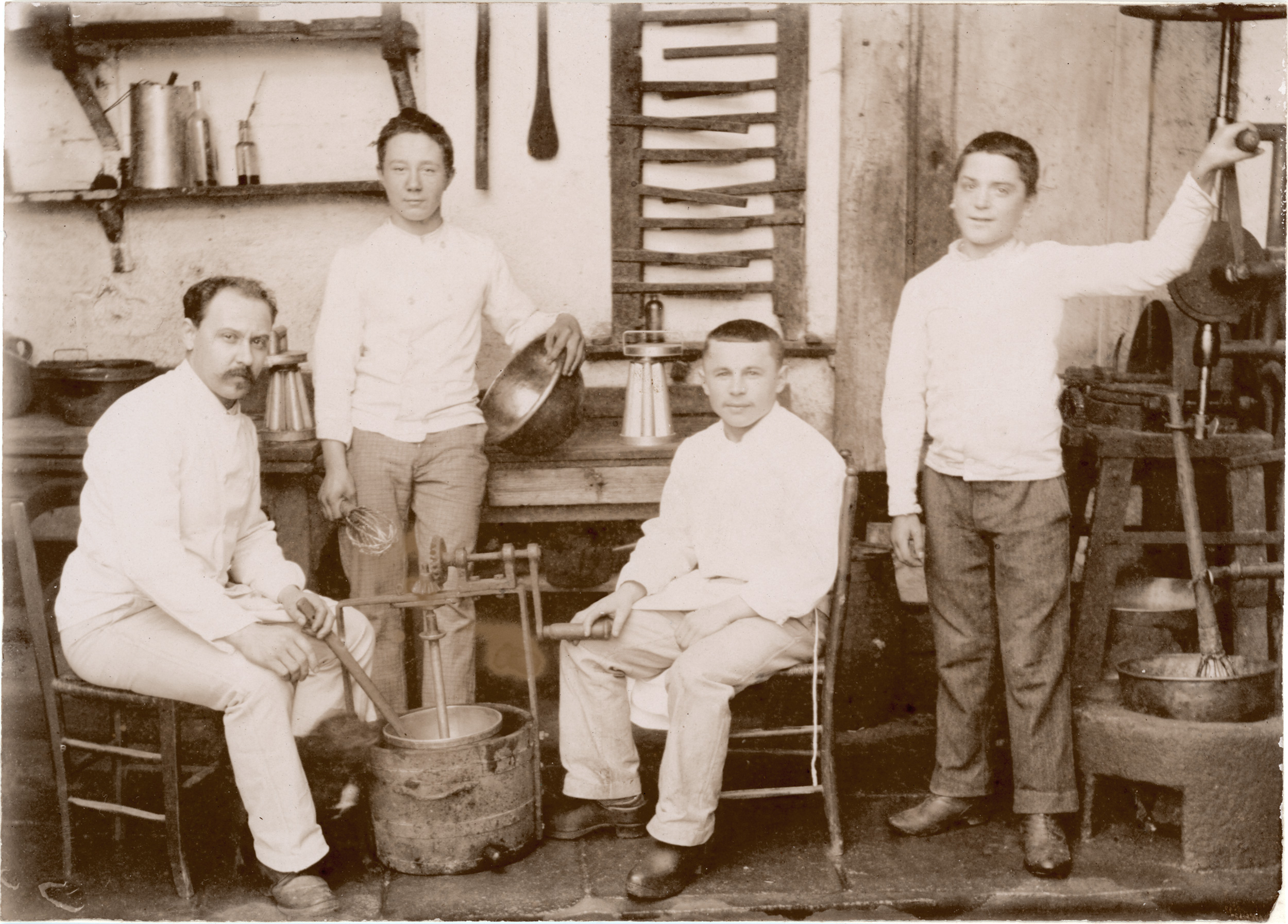 À gauche: Christian Hosig jr. de Poschiavo (1865-1909), à la pâtisserie Semadeni à Marseille, France.