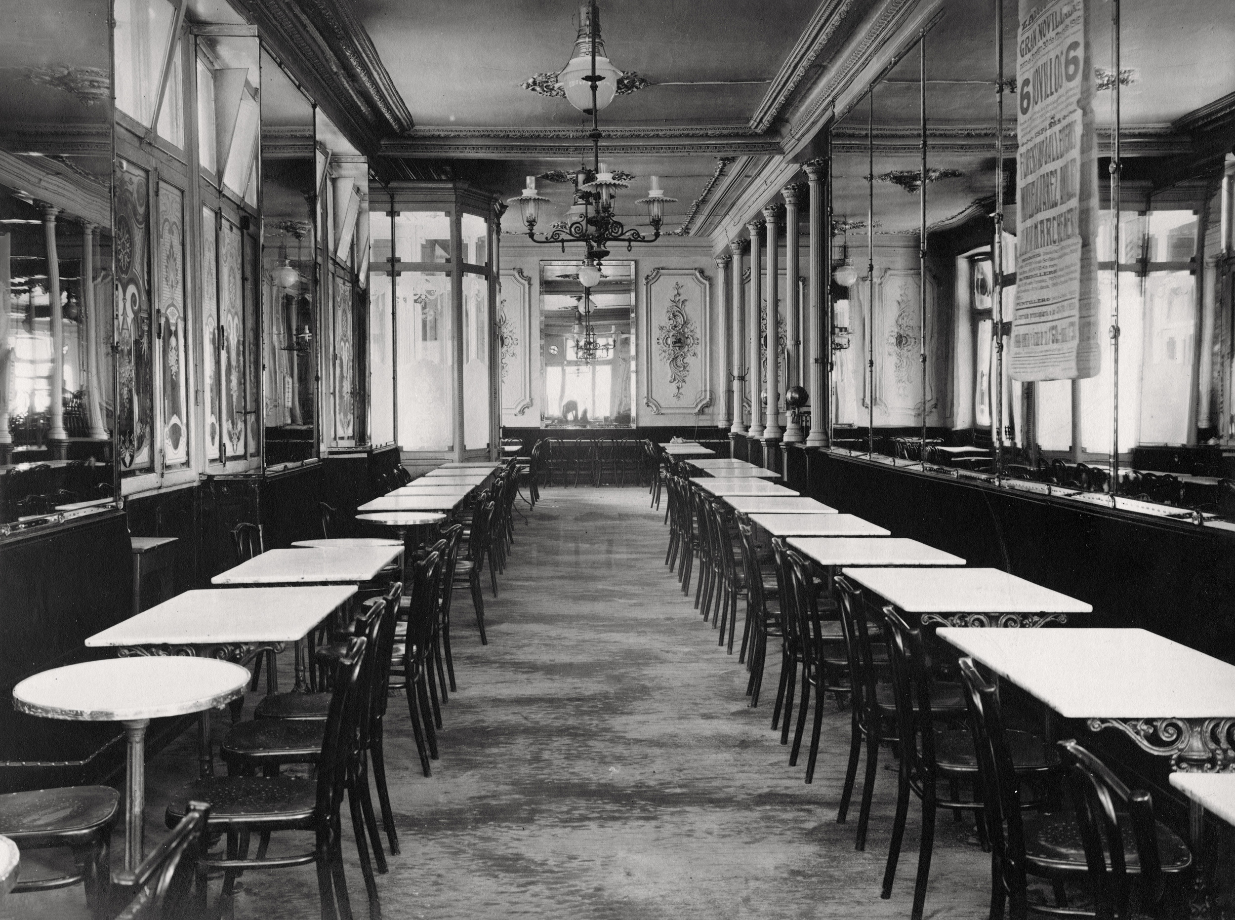 Foto em preto e branco de um restaurante