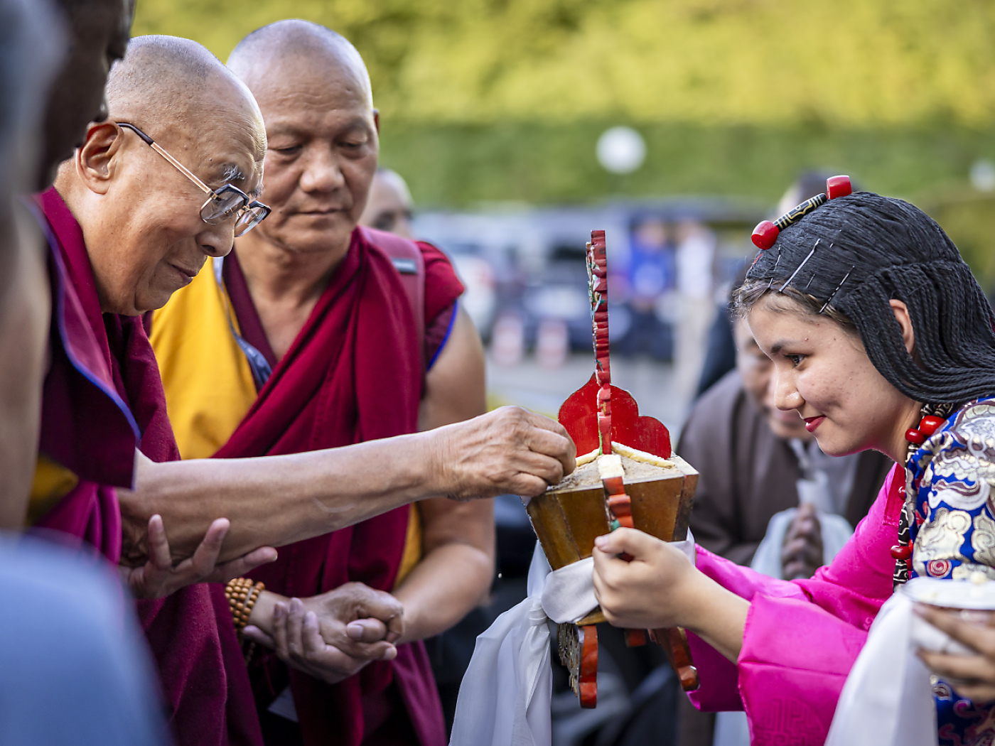 Hundreds of Tibetans welcome Dalai Lama in front of Zurich hotel