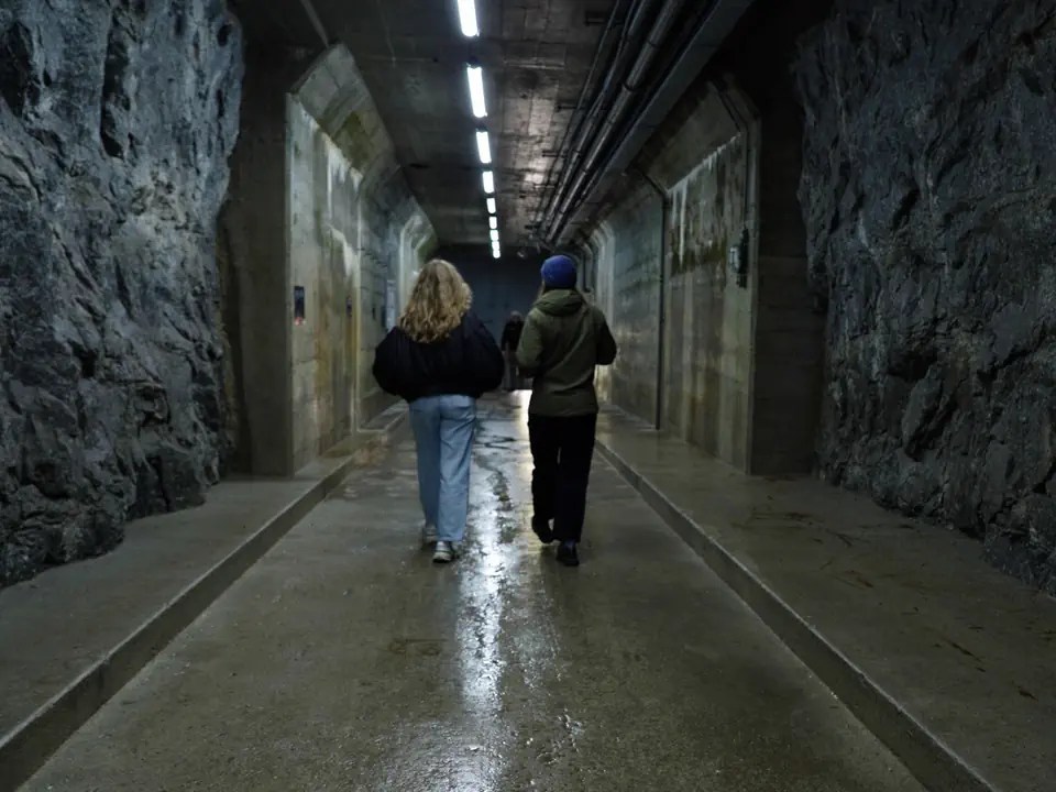 zwei Frauen im Stollen im Gotthard