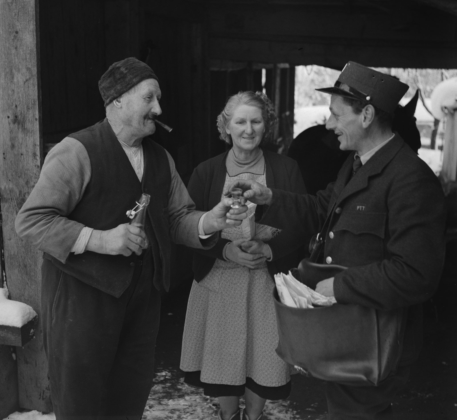 Швейцарский фермер предлагает почтальону шнапс, 1952 год.