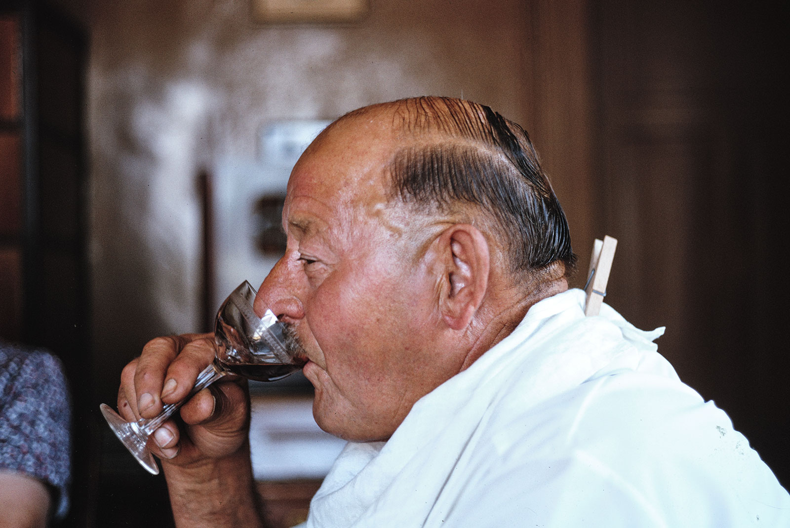 Um homem tomando um copo de vinho