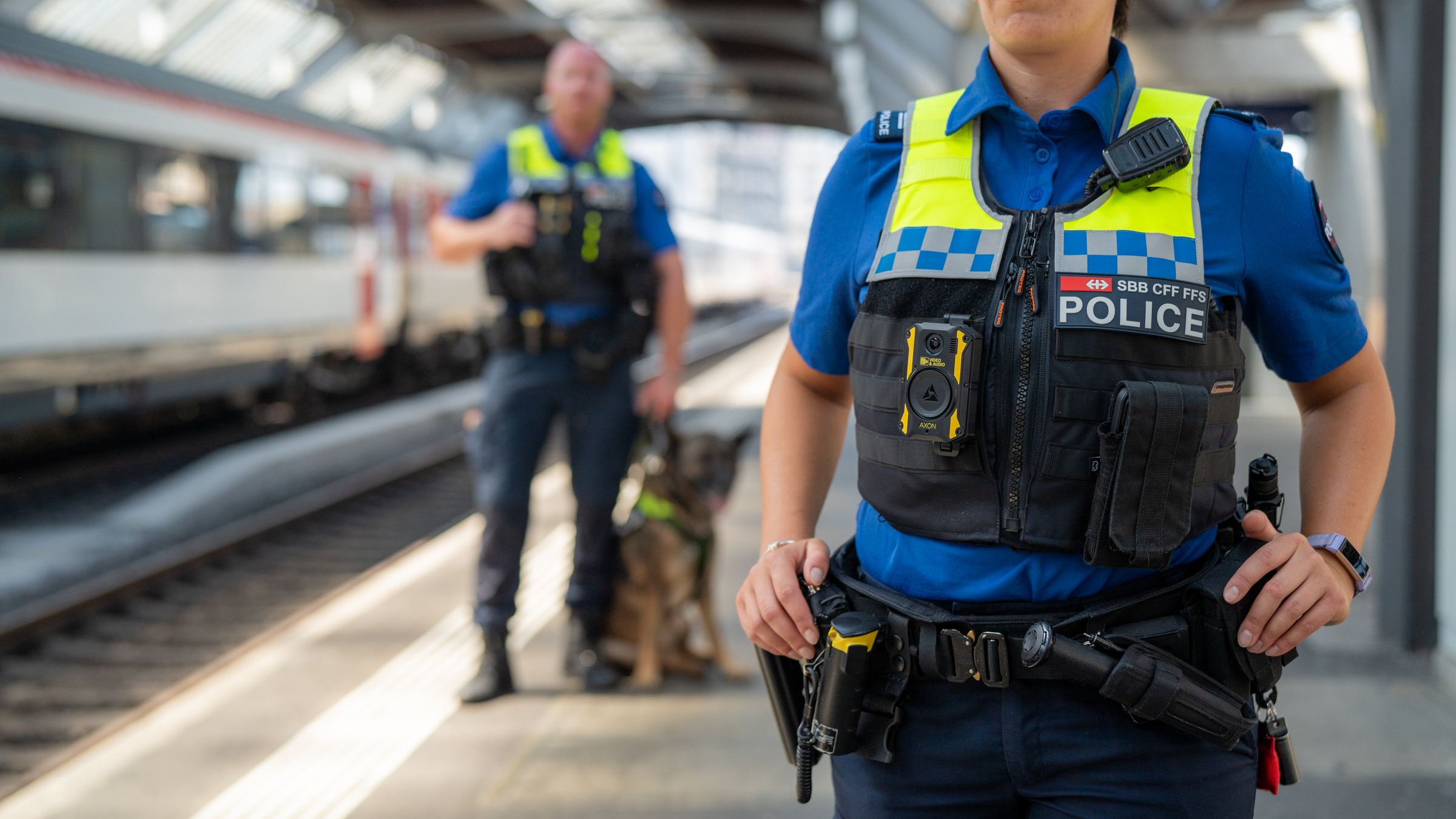 polizia delle ffs con bodycam