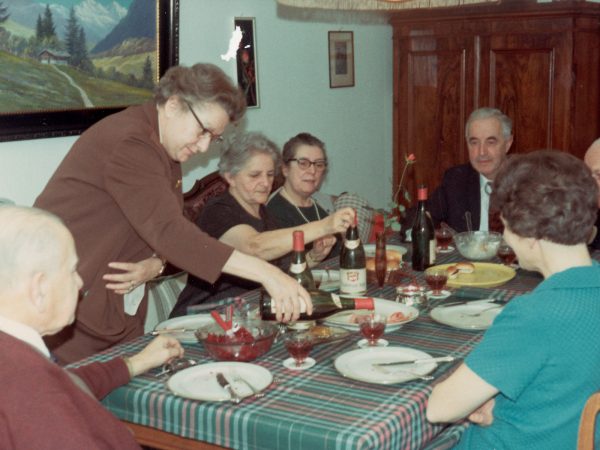 famiglia attorno a un tavolo