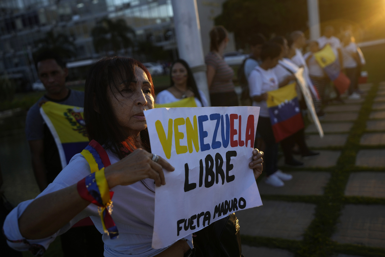 Venezuela libre, fuera Maduro, indica la pancarta de esta mujer.