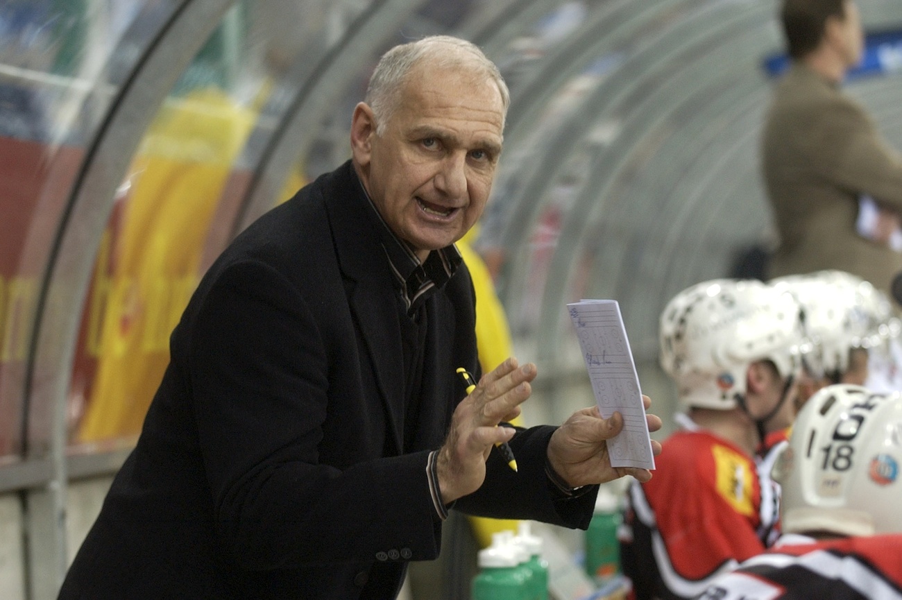 EHC Basel Trainer Paul-Andre Cadieux feuert sein Team an.