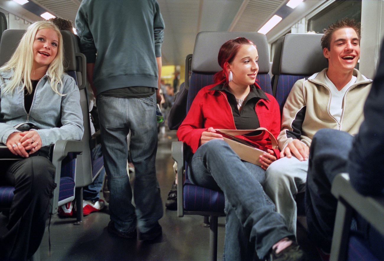 Junge Menschen sitzen in einem Zugwaggon