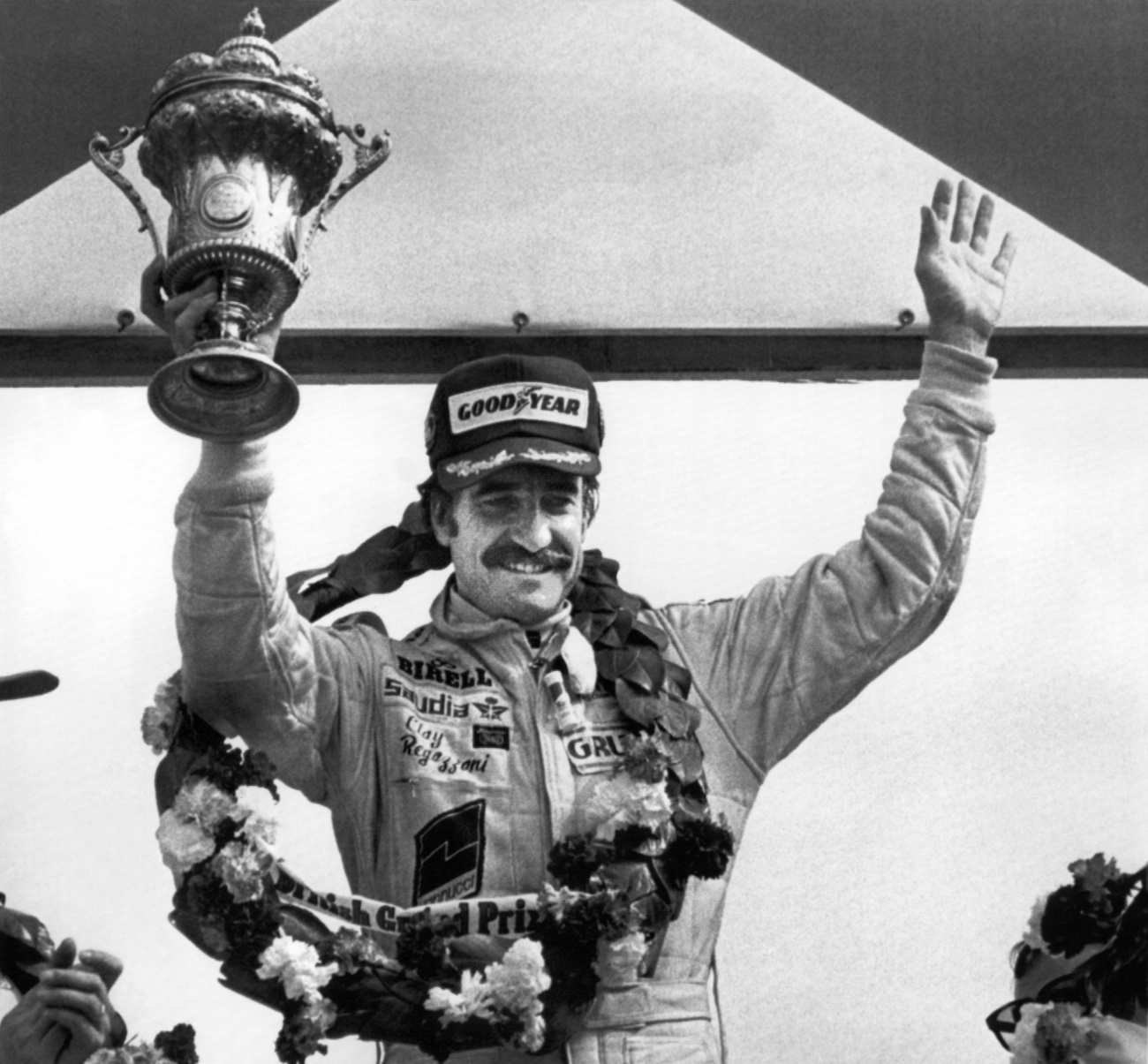 Clay Regazzoni sul podio a Silverstone nel 1979.