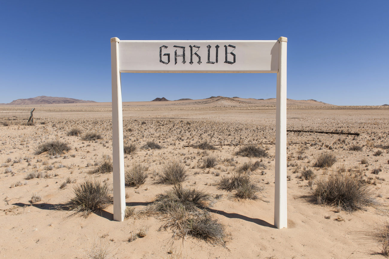 L'insegna della stazione ferroviaria di Garub, risalente all'epoca coloniale tedesca, nel mezzo del deserto del Namib.