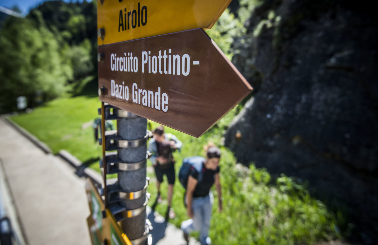 Wanderweg-Schild mit italienischsprachigen Destinationen