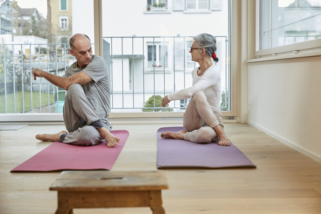 Verrenkungen: Zwei Pensionäre machen Yoga-Übungen.