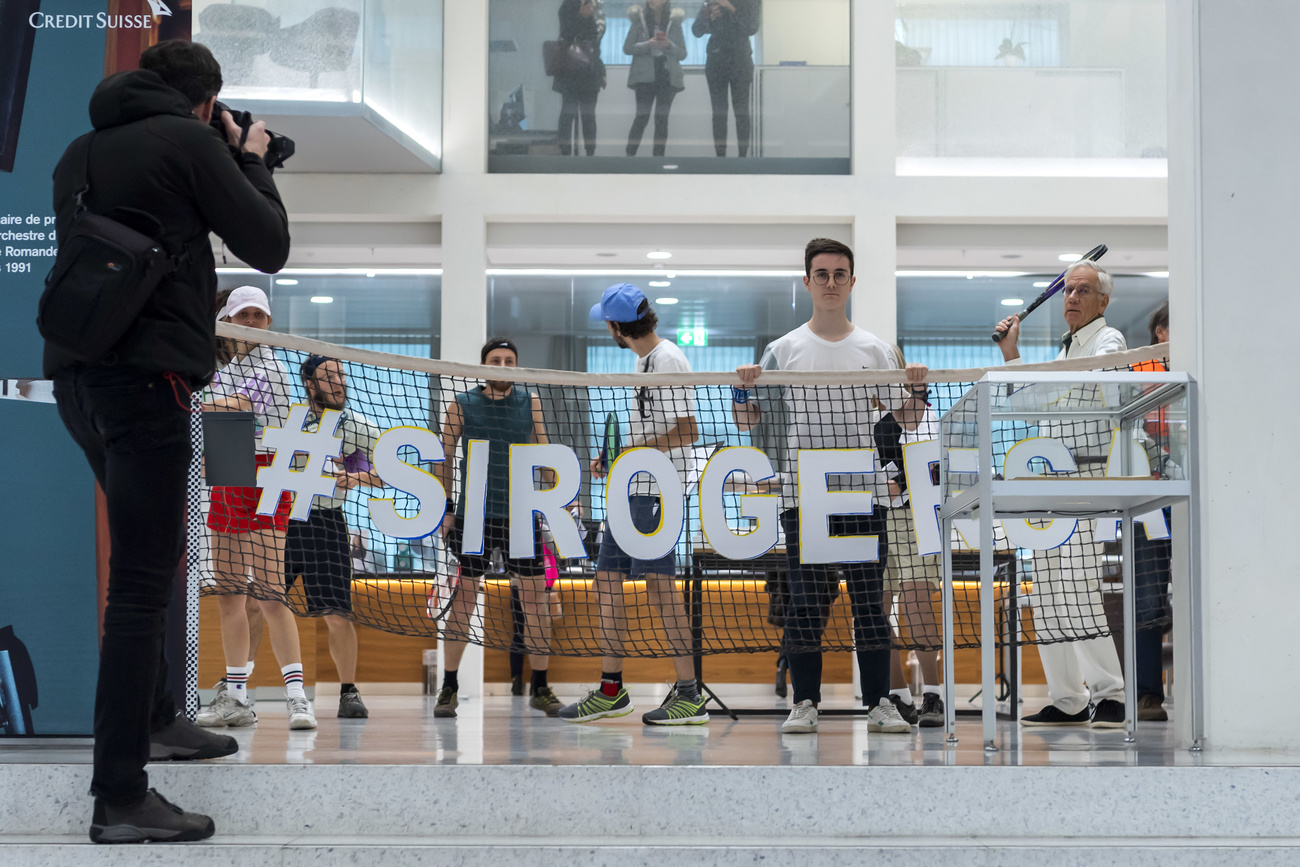 Menschen im Tennisdress in a bank