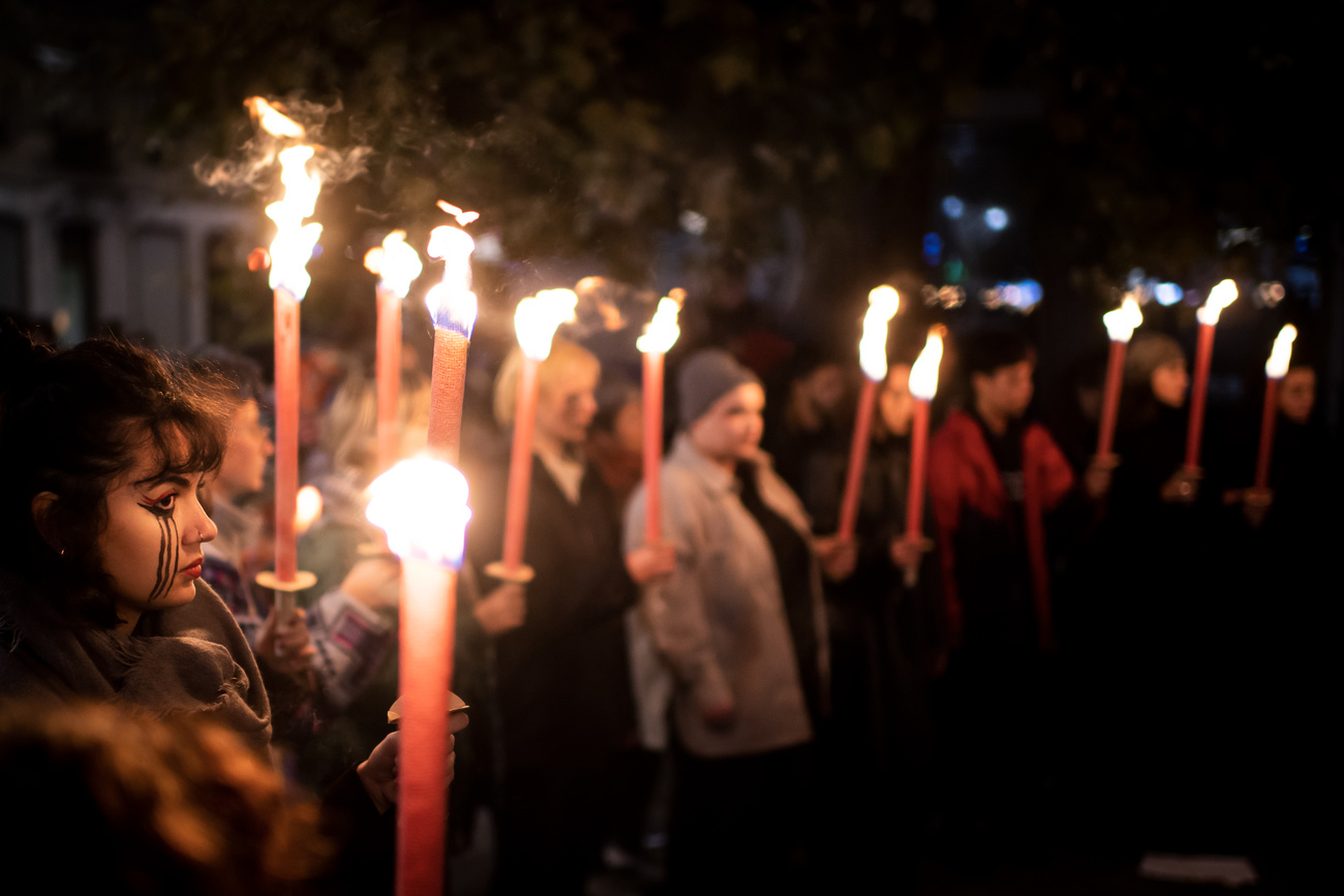 Frauen, die mit Fackeln demonstrieren