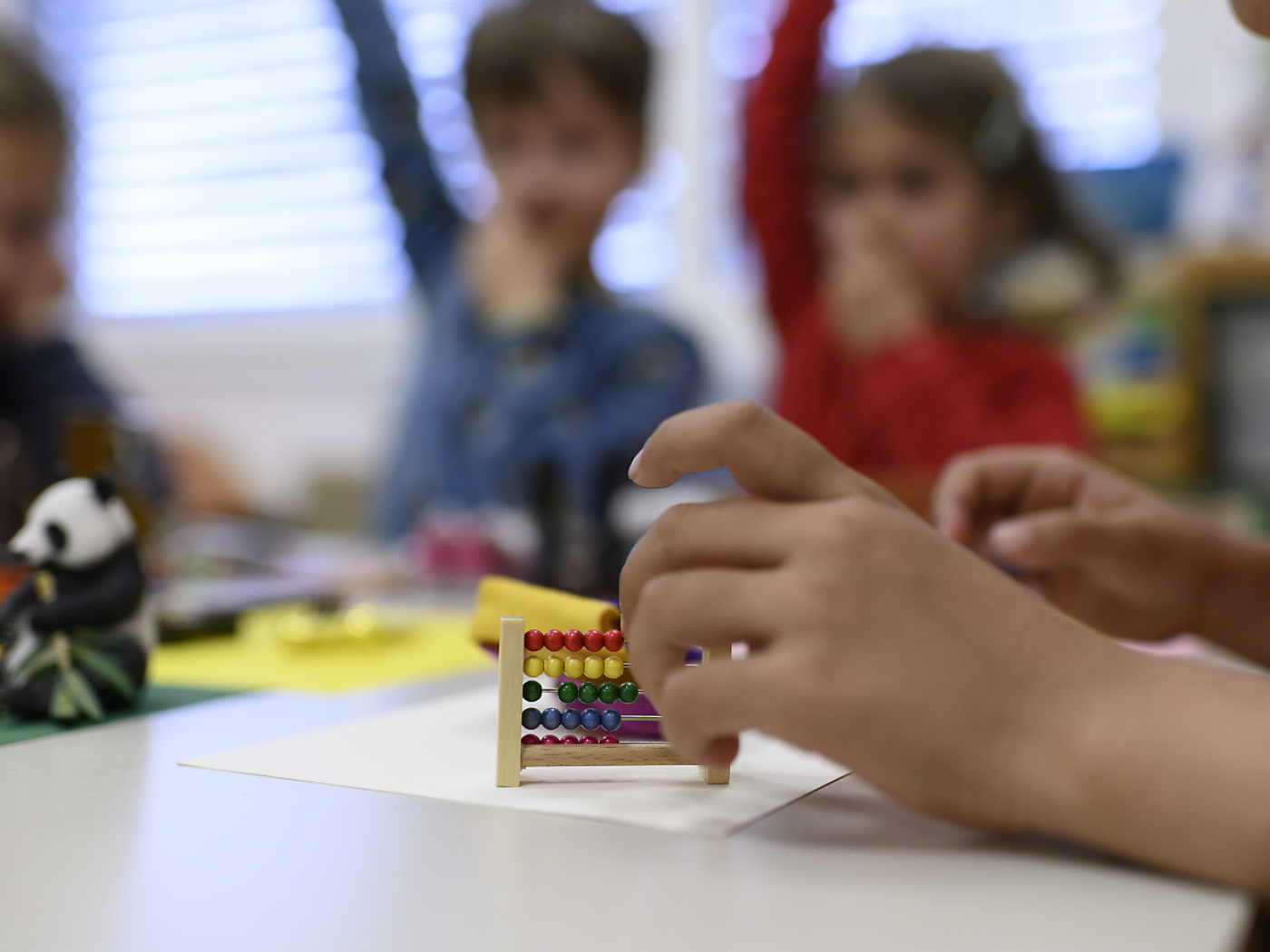 Kindergarten children calculate much better with their fingers