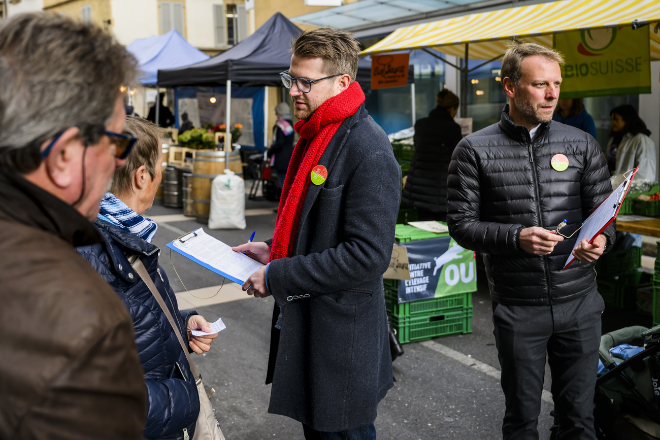 Knochenarbeit: Zwei Nationalräte sammeln auf dem Markt von Neuenburg Unterschriften für eine Volksinitiative.