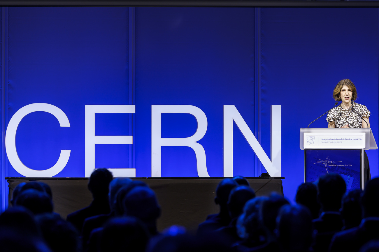 La direttrice generale Fabiola Gianotti con dietro il logo del CERN.