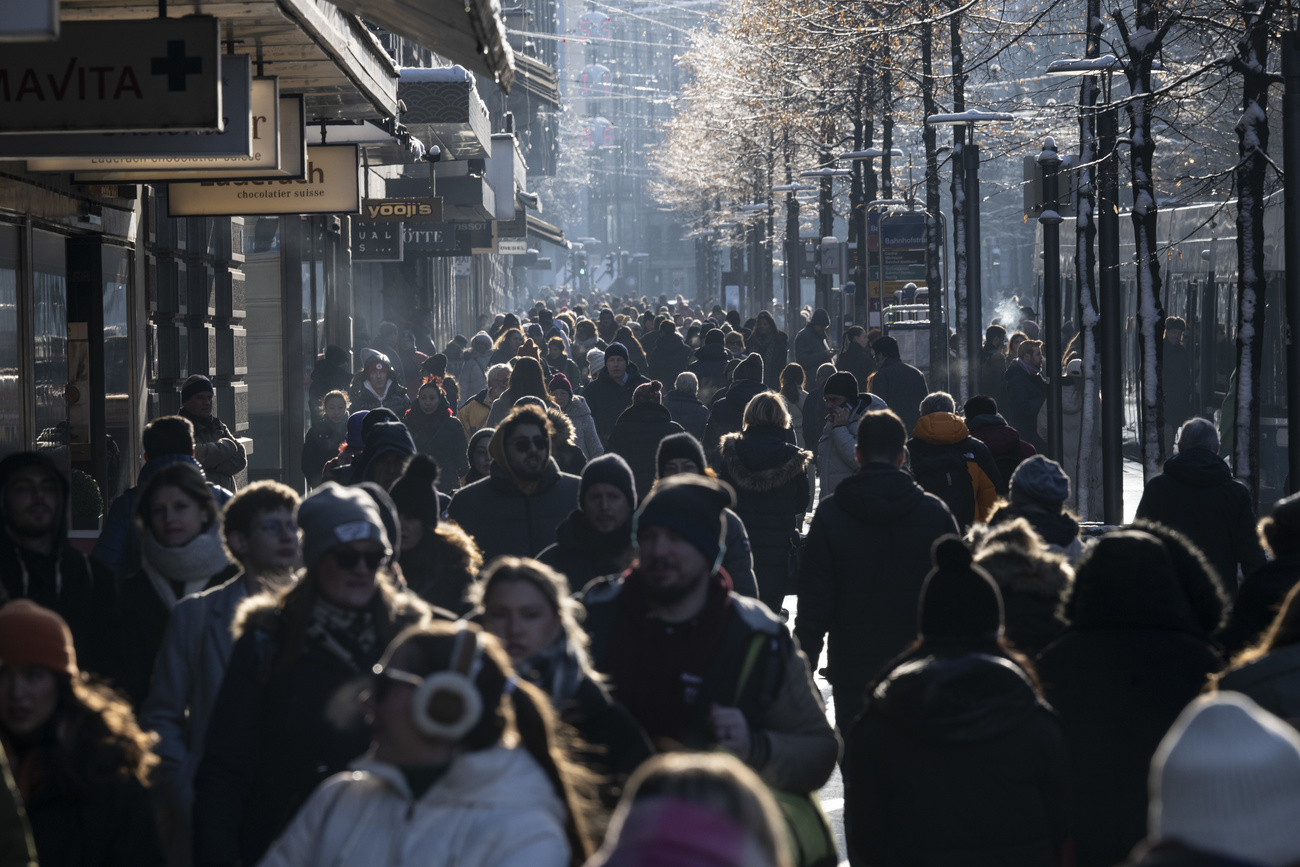 Menschen bewegen sich durch eine Einkaufsstrasse