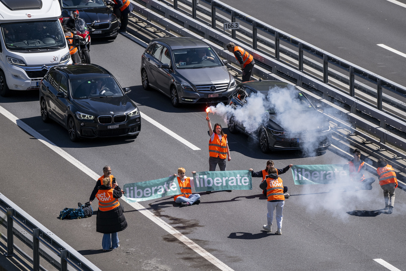 Des membres du groupe Act Now bloquent la circulation sur l'autoroute A2 en Suisse, le 9 mai 2024.