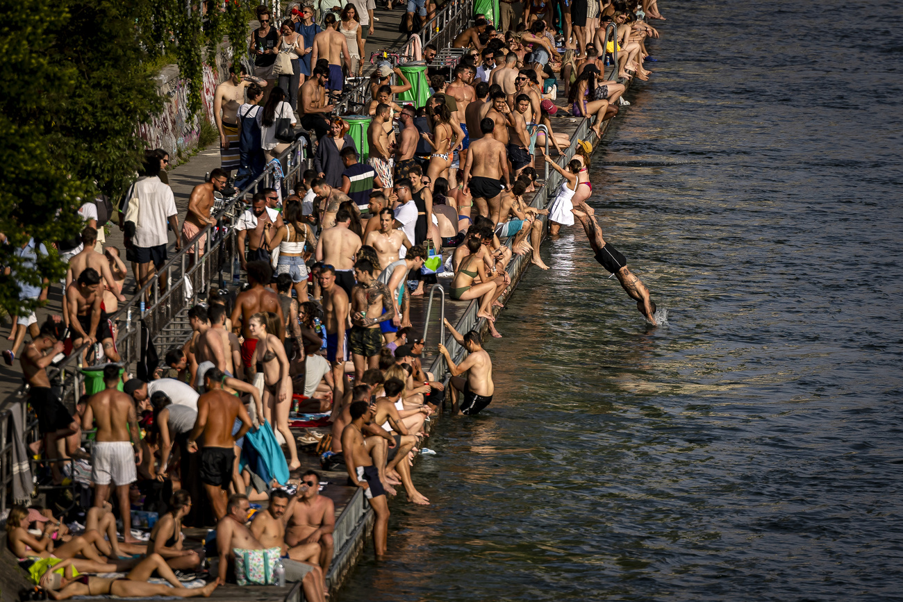 Une foule de baigneurs au bord de la Limmat