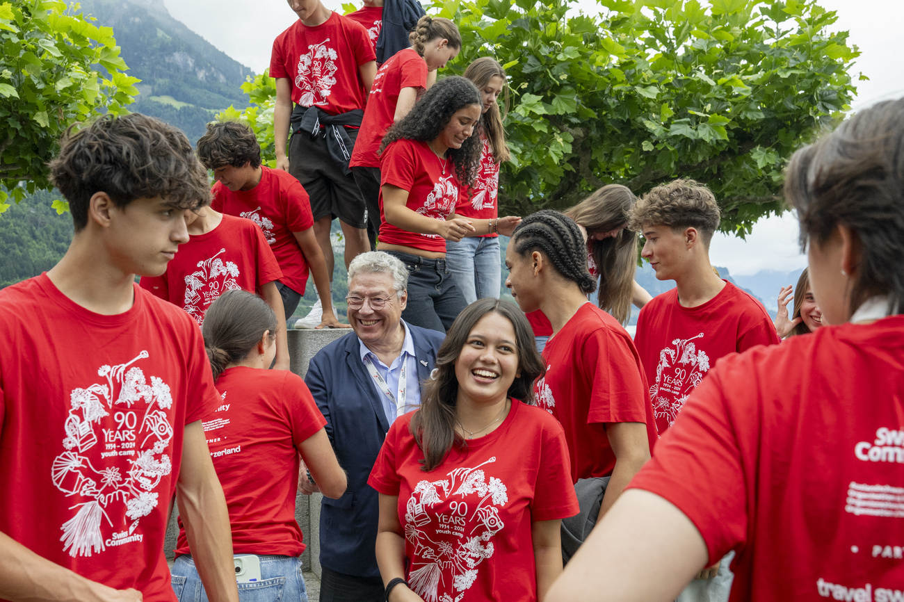 Grupos de jovens com camisetas vermelhas.