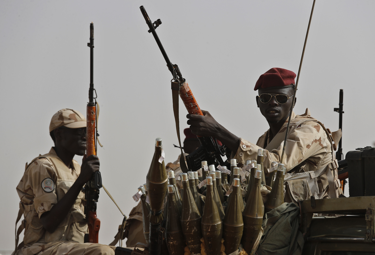 Soldati sudanesi dell'unità Rapid Support Forces, guidati dal generale Mohammed Hamdan Dagalo, vice capo del consiglio militare, sorvegliano l'area dove Dagalo assiste a un raduno di tribù.