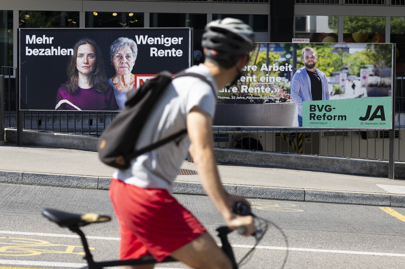 Un ciclista guarda manifesti elettorali.