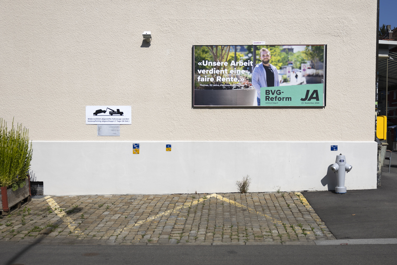 Cartellone della campagna per il "sì" in un parcheggio