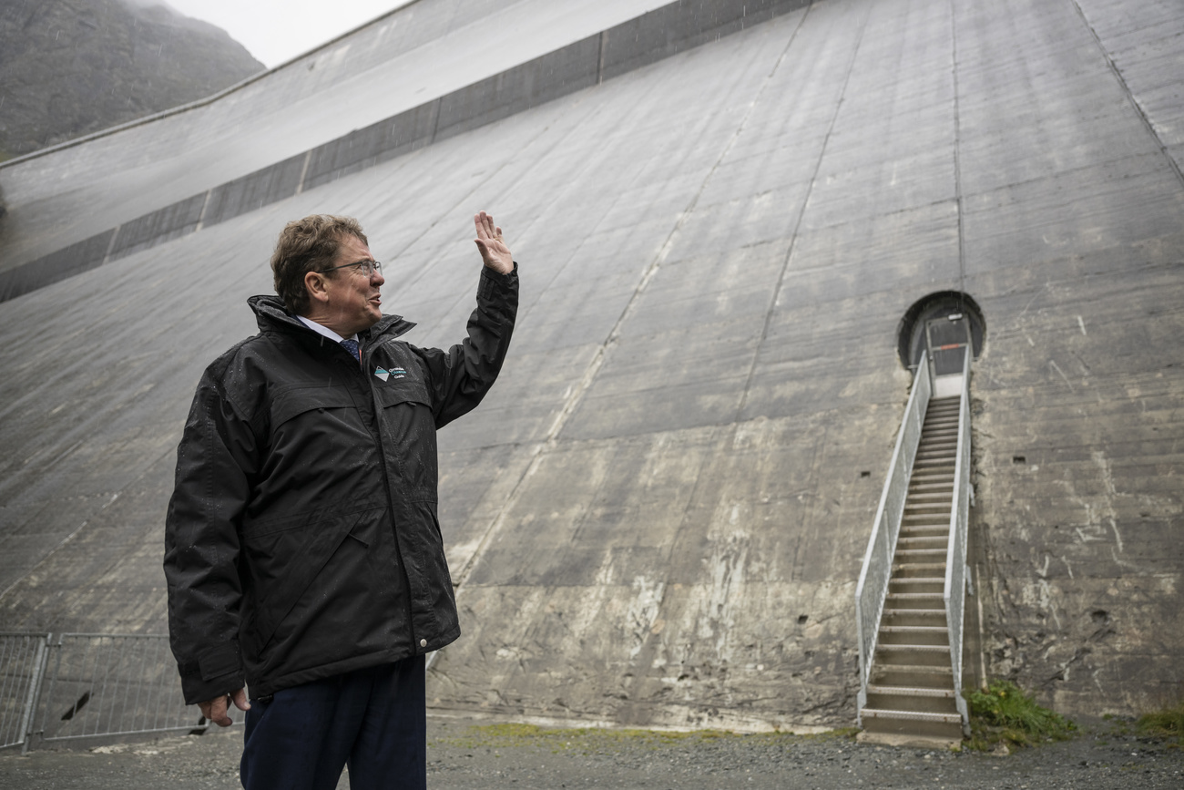 Energy Minister Albert Rösti standing in front of 15 million tonnes of concrete