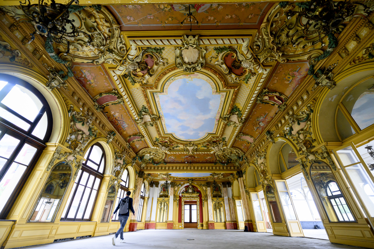 A jewel of the Belle Époque, once frequented by Empress Sissi, the former L'Alcazar theatre in Territet, Montreux, is set to undergo renovation after years of neglect.