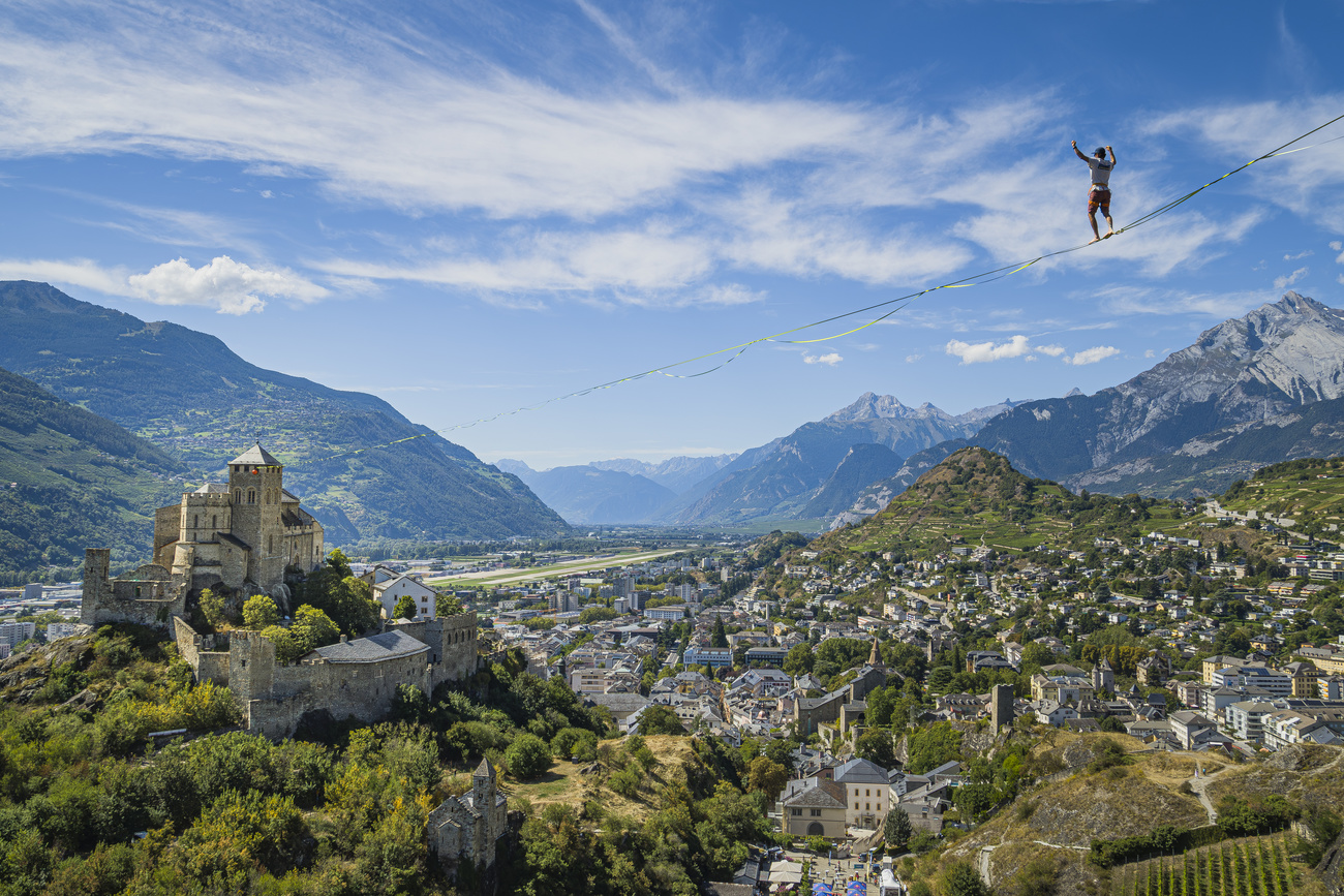 Ein Mann auf einem Slackline