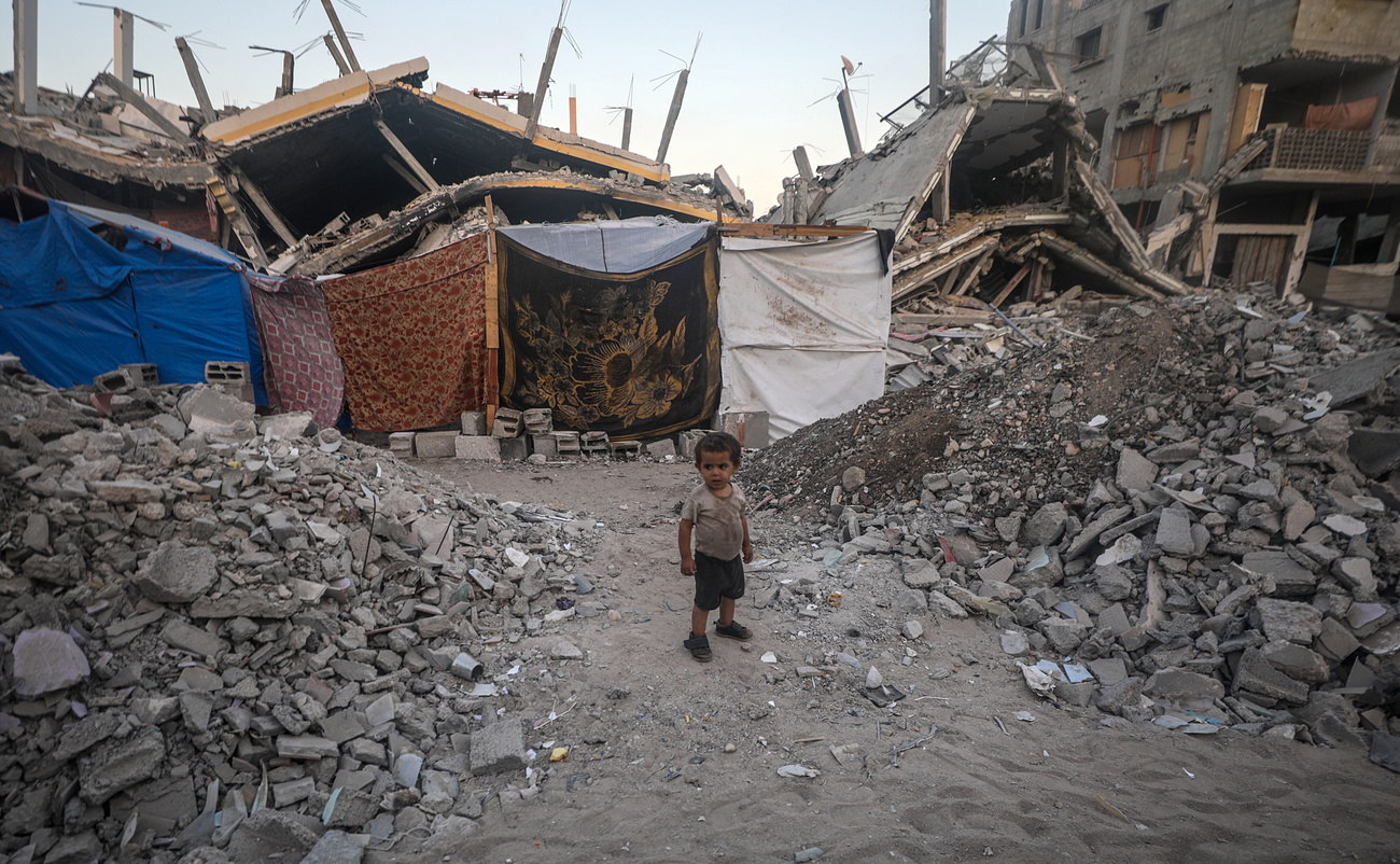 طفل فلسطيني نازح داخليًا، فرّ مع عائلته من شمال قطاع غزة، يقف خارج مأواهم في بلدة خان يونس جنوب القطاع في 7 سبتمبر 2024.