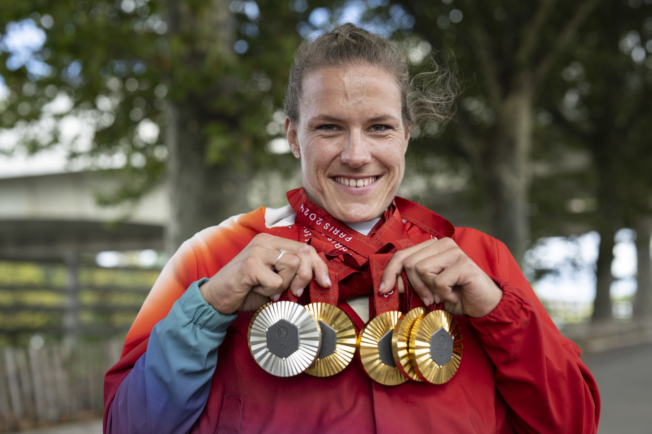 Catherine Debrunner cone le 6 medaglie vinte alle Paraolimpiadi di Parigi.