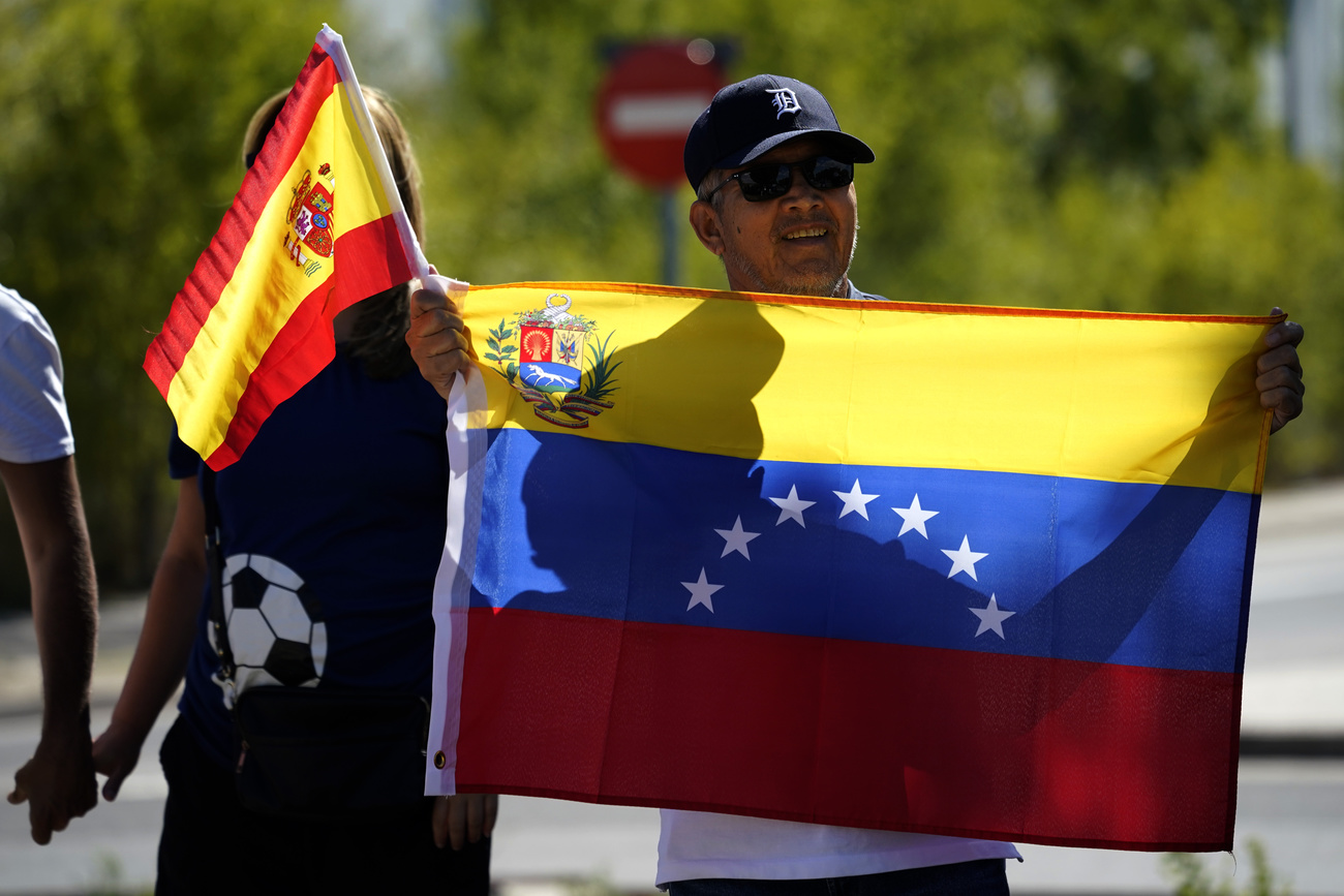 Partidarios de Edmundo González se reúnen frente a la Base Aérea de Torrejón, en Madrid, España, el domingo 8 de septiembre de 2024. El ex candidato presidencial de la oposición venezolana, Edmundo González, ha huido al exilio tras recibir asilo en España, lo que representa un duro golpe para los millones de personas que depositaron sus esperanzas en su incipiente campaña para poner fin a dos décadas de gobierno de partido único.