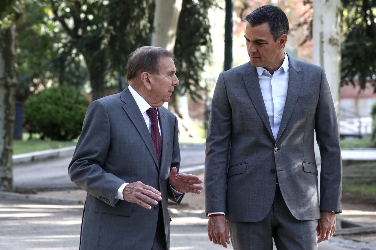 Una foto proporcionada por la Oficina de Prensa del presidente español muestra al presidente del Gobierno, Pedro Sánchez (derecha), conversando con el líder de la oposición venezolana, Edmundo González (izquierda), en el Palacio de La Moncloa, en Madrid, España, el 12 de septiembre de 2024.