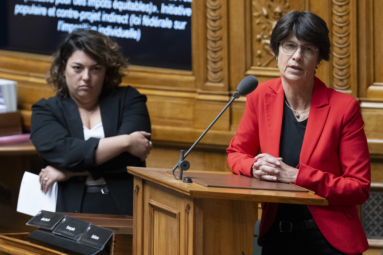 Le consigliere nazionali Ursula Zybach, SP-BE, a destra, e Tamara Funiciello, SP-BE, pongono domande durante la sessione autunnale dell'Assemblea federale