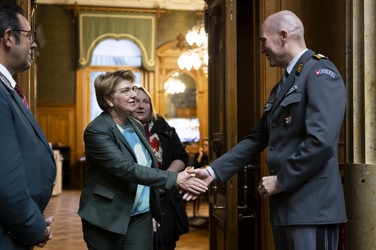 Bundespraesidentin Viola Amherd und Thomas Suessli, Chef der Armee, begruessen sich kurz vor der Herbstsession der Eidgenoessischen Raete, am Donnerstag, 19. September 2024 im Nationalrat in Bern. (KEYSTONE/Anthony Anex)