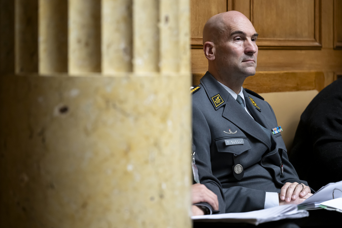 Thomass Suessli, Chef der Armee, verfolgt die Debatte um die Armeefinanzen.