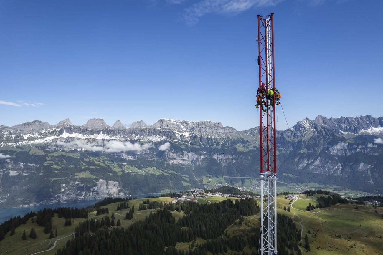 Installation eines Windmessmastes der Axpo, am Donnerstag, 19. September 2024, in Flumserberg. Die Axpo baut vor Ort einen 120 Meter hohen Turm, der ueber ein Jahr hinweg Wind- und Fledermausdaten aufzeichnen soll. Die Axpo plant, einen Windpark mit bis zu sechs Anlagen zu realisieren. (KEYSTONE/Gian Ehrenzeller)