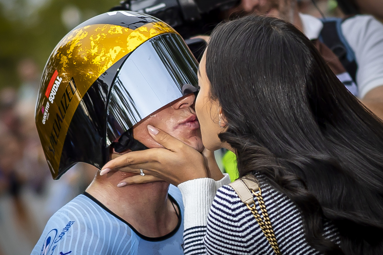 Gold medalist Remco Evenepoel of Belgium kisses his girlfriend after winning the Men's Elite Individual Time Trial race at the 2024 UCI Road and Para-cycling Road World Championships in Zurich, Switzerland on Sunday, September 22, 2024. (KEYSTONE/Michael Buholzer)..