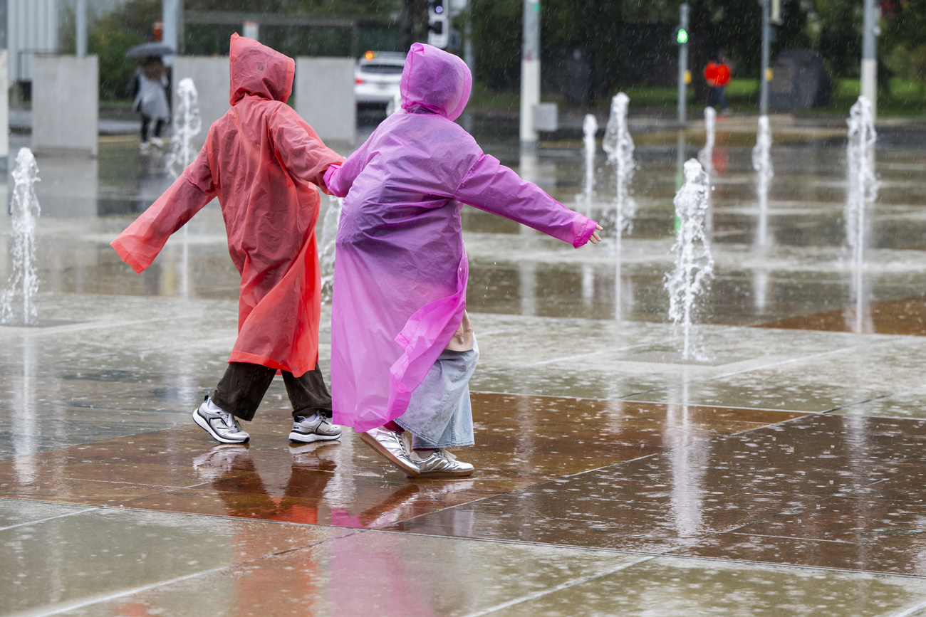 Deux personnes dansent sous la pluie