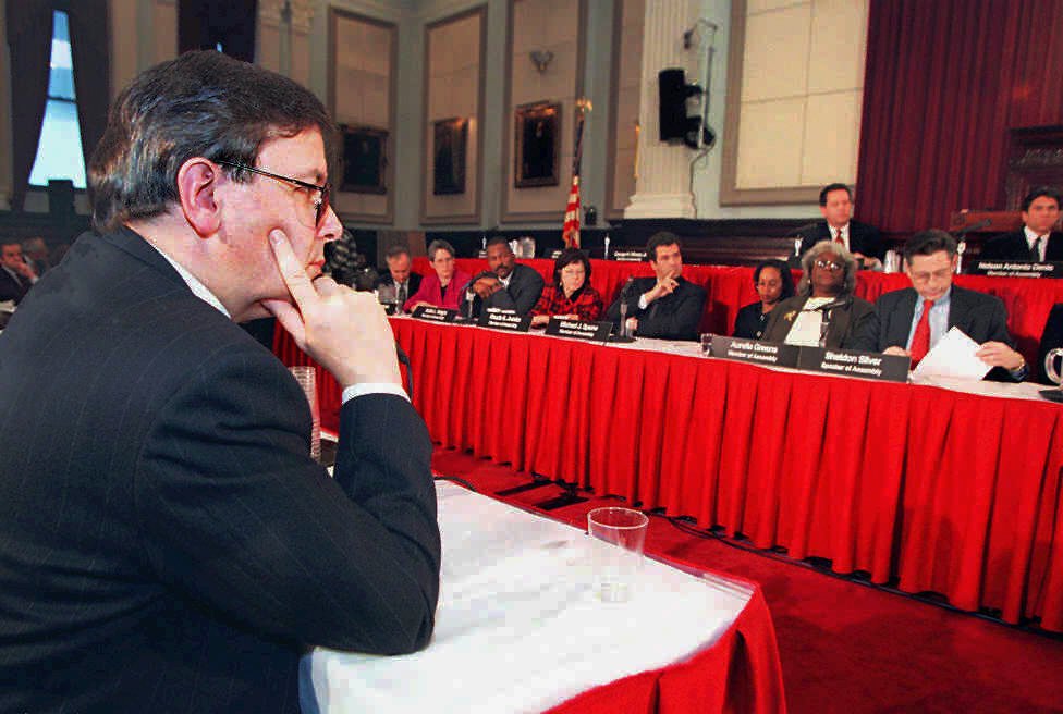 Homme lors d'une audition devant le Sénat américain