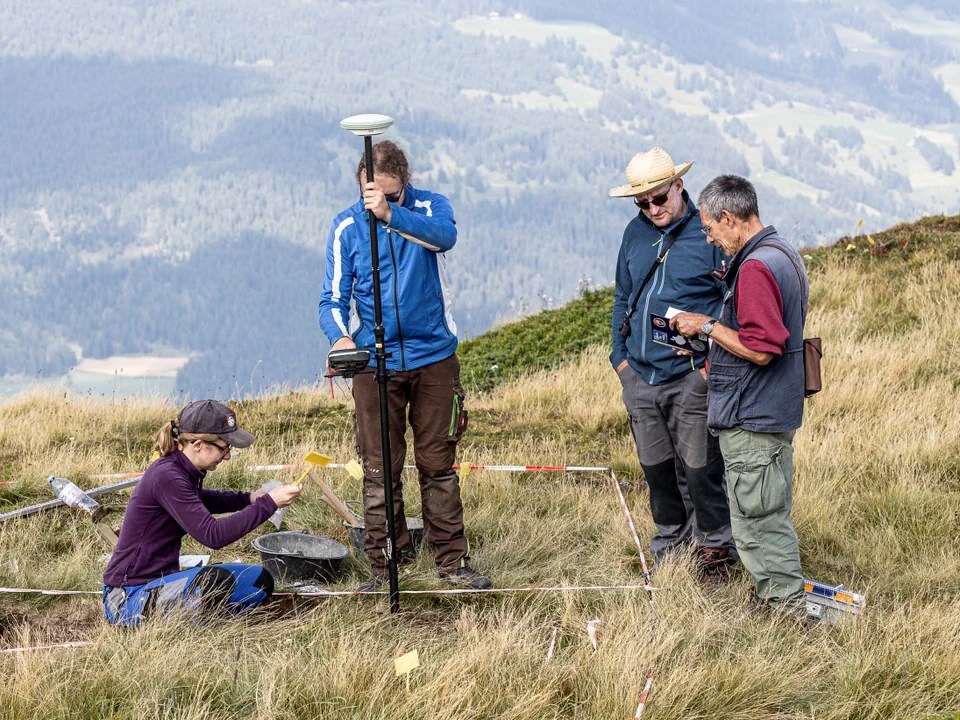 The highest Roman camp in the world: researchers from the University of Basel investigate the archaeological site in Tiefencastel, in canton Graubünden.