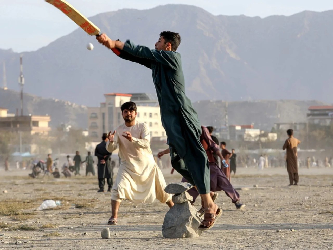 Junge Männer spielen Cricket in Ka