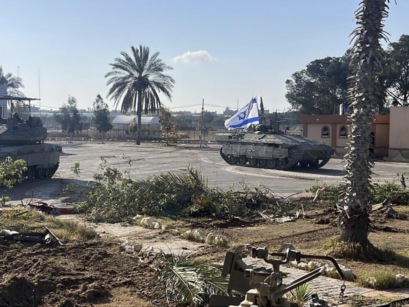 carro armato con bandiera israeliana