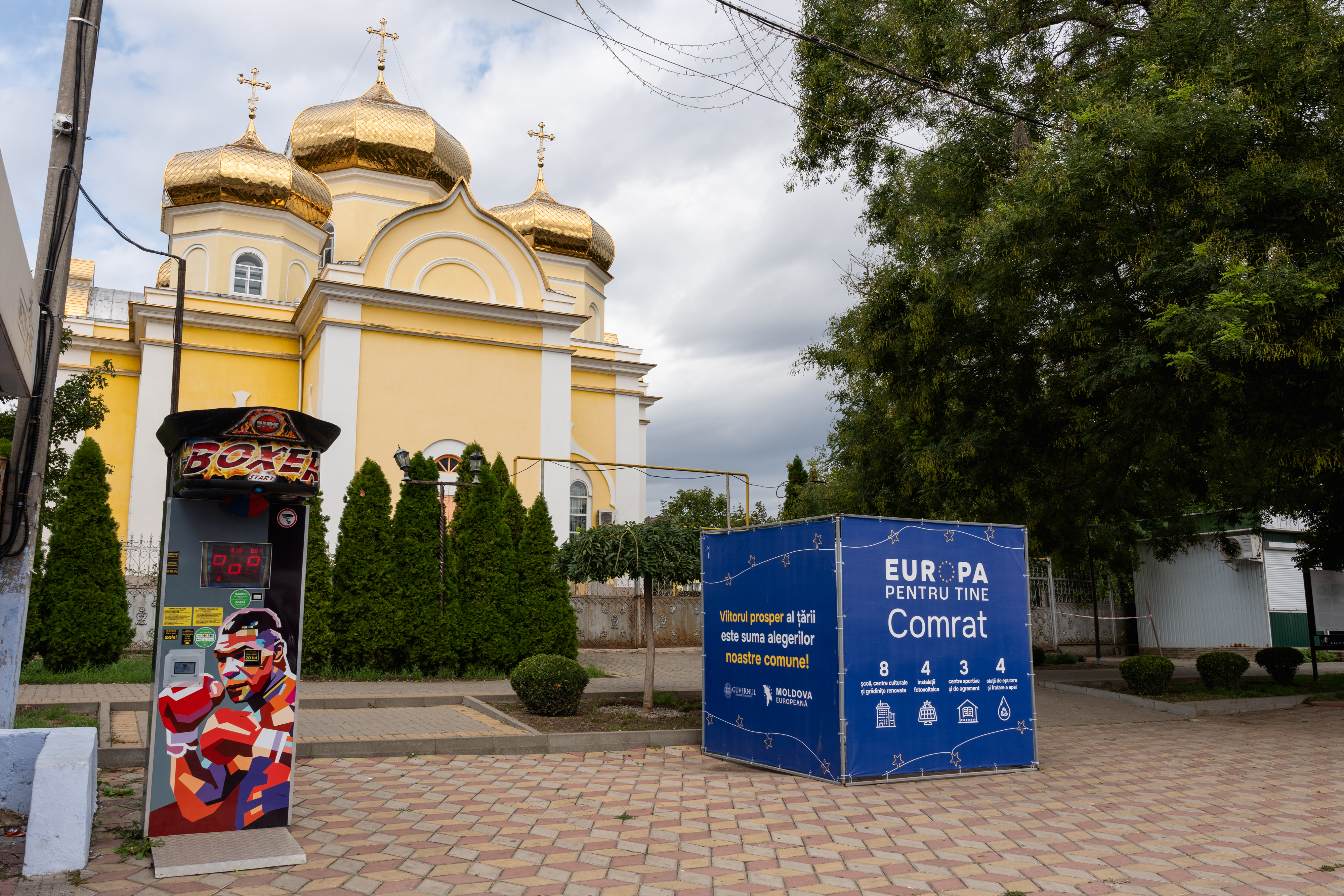 Рекламный куб с информацией о референдуме по вопросу вступления ЕС в центре города Комрат (Comrat).