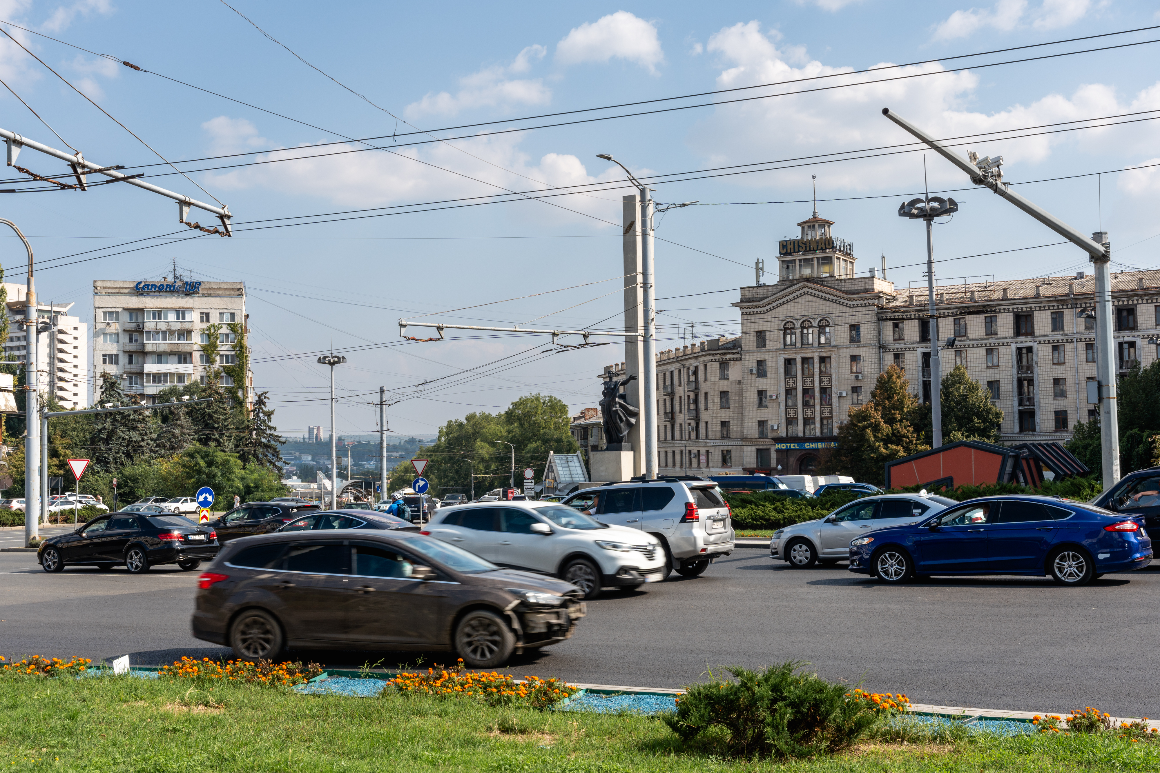 Молдова, как и Швейцария, страна четырехъязычная, большинство населения говорит на румынском языке, русский, гагаузский и украинский языки имеют статус языков меньшинств.