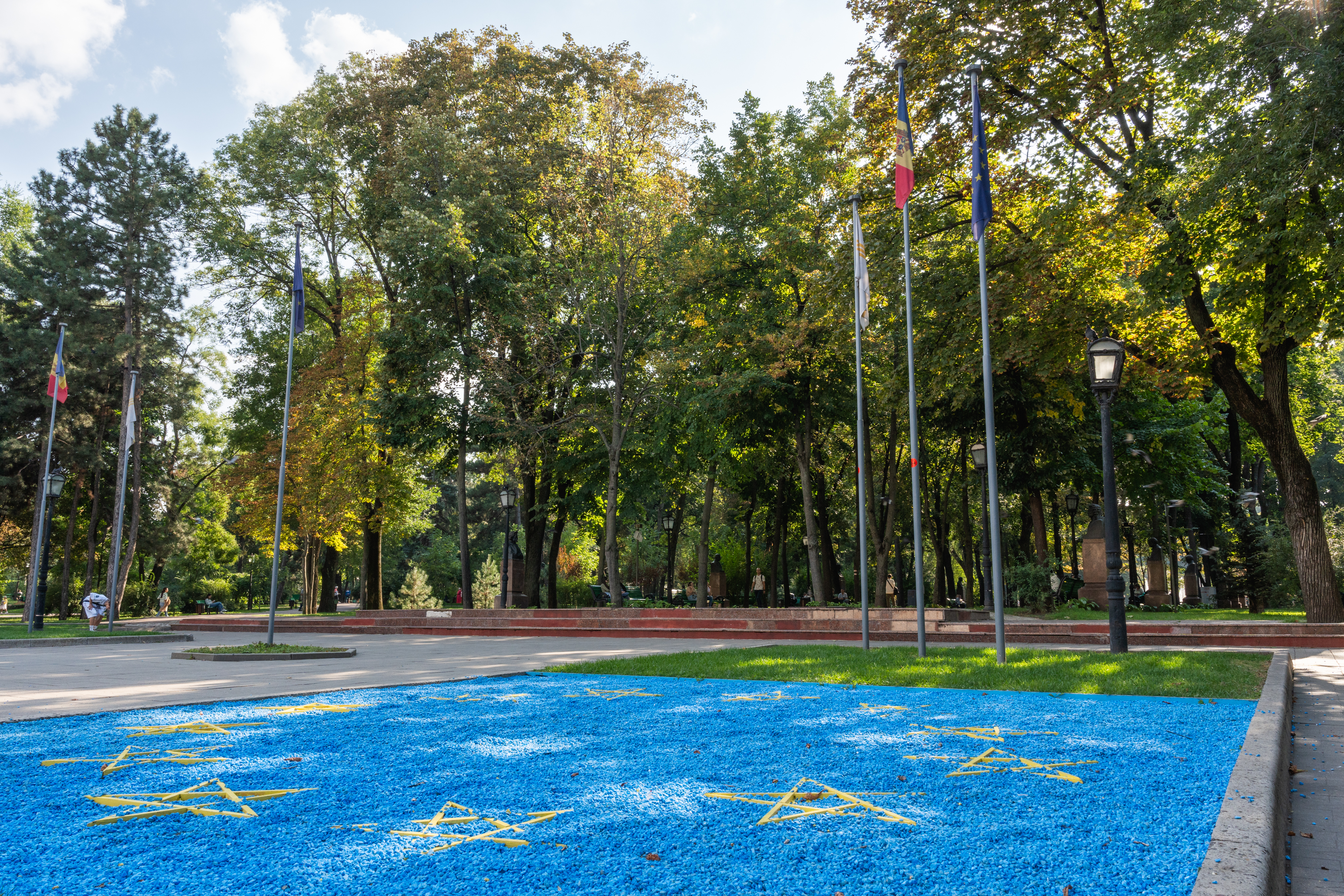 Drapeau européen fait de pierres dans un parc